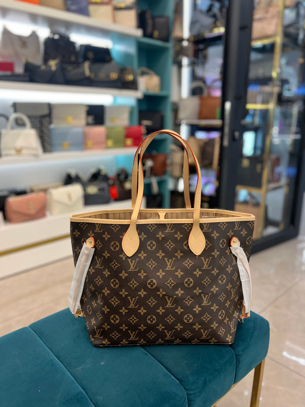 نيڤر فول من Lv  مع جزدان  قاعدة 34 سم